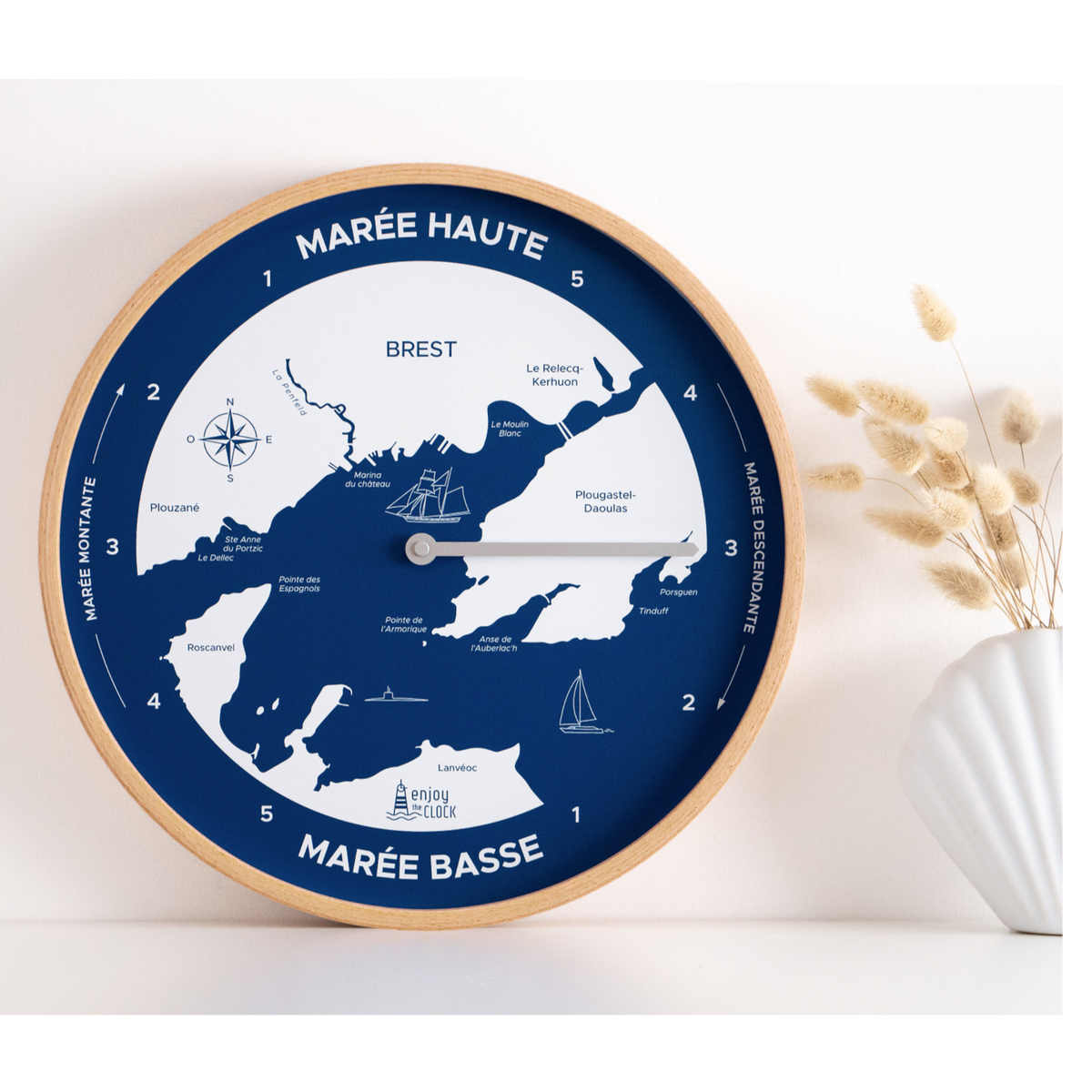 Horloge à Marée de la Rade de Brest posée sur un meuble blanc