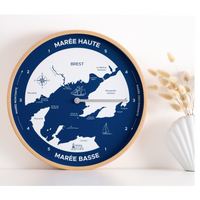 Horloge à Marée de la Rade de Brest posée sur un meuble blanc