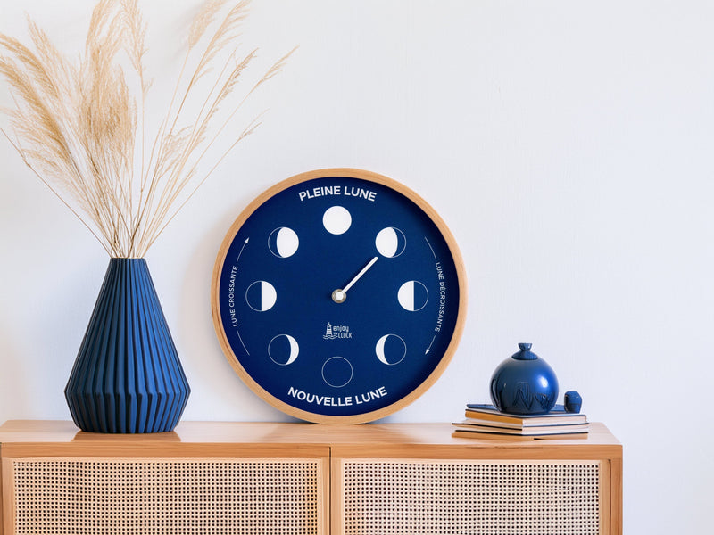Horloge lunaire design bleue sur un meuble en bois, style moderne