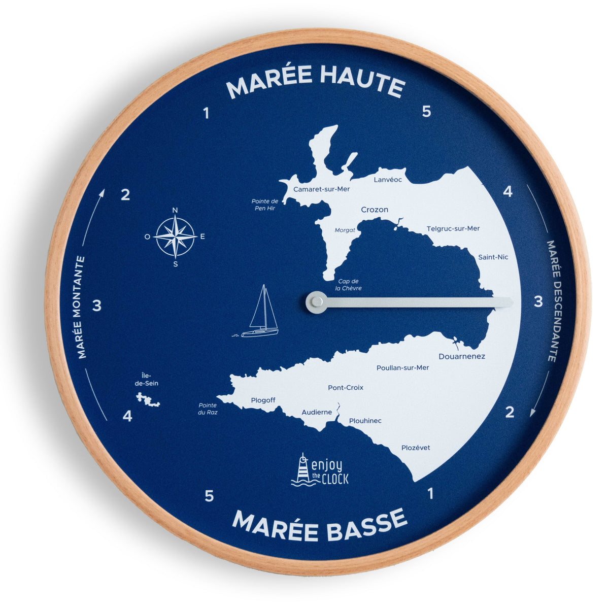 Horloge à marée de la Baie de Douarnenez, cadran bleu océan et cadre en bois naturel. Affiche les marées avec Douarnenez, la Pointe de Pen Hir et l'Île de Sein.