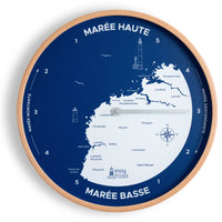 Horloge à marée de la Côte des Abers, cadran bleu océan et cadre en bois naturel. Indique les marées des abers bretons avec des repères emblématiques comme l'Aber-Ildut et le phare de l'île Vierge.