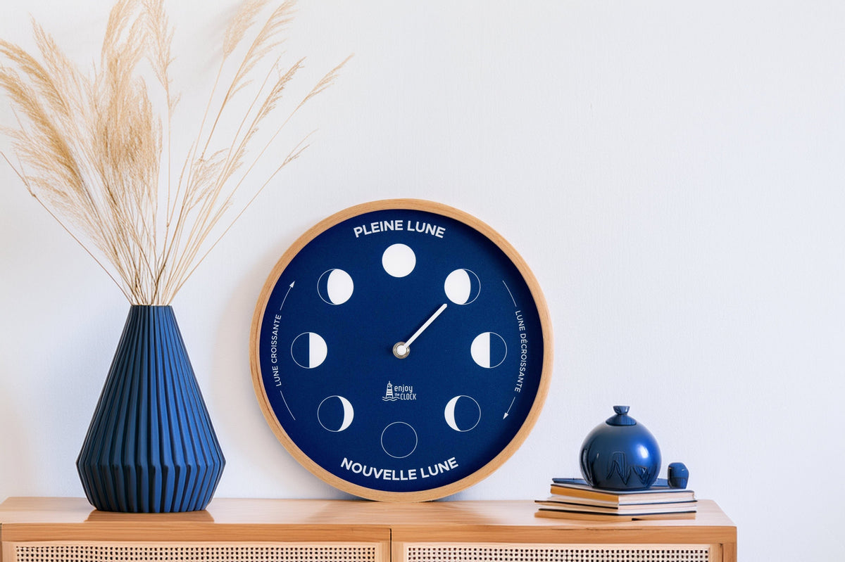 Horloge lunaire bleue posée sur un meuble bois