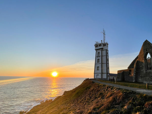 Phare breton au coucher du soleil, inspiration des horloges à marée Enjoy the Clock